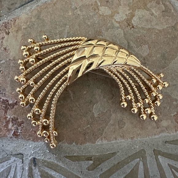 Vintage Monet Goldtone Brooch Pin- Modern 70’s Design- Perfect - Picture 4 of 5